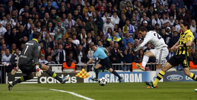 E il Real Madrid parte fortissimo, con tre occasioni clamorose in avvio. La prima con Higuain: Weidenfeller risponde con il piede. Reuters